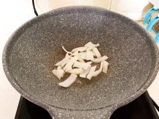 10分钟快手菜 肉粒多风味香肠炒俄式乳瓜,用锅里的底油煸炒圆葱1分钟