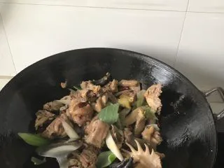 北方的“小鸡喝饼” 材料简单，饭菜同出！！,把控干水分的鸡放锅里炒一会儿