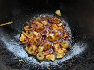 经典家常菜之鱼香肉丝（清真牛肉版）,下入葱姜蒜爆出香味。