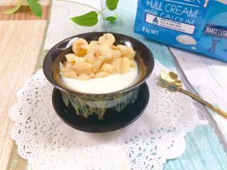 清火滋补之莲子双皮奶,放入冰箱冷藏后再食用更佳