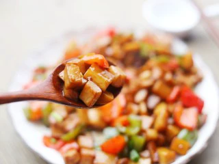 超下饭的双椒杏鲍菇,开吃啦，一口一勺根本停不下来。