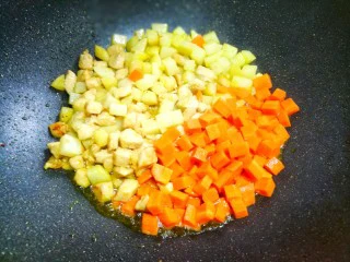 鲜嫩不柴的鸡胸肉,加入胡萝卜。