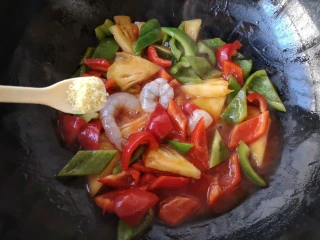 锦卤馄饨——《风味人间》复刻版,翻炒一下让青红椒，菠萝，虾仁都包裹上浇汁，然后加入适量的盐和鸡精。