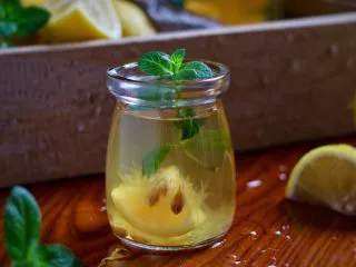 柠檬铁观音蜂蜜茶,用薄荷点缀即可