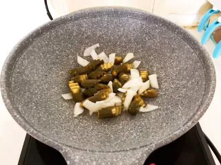 10分钟快手菜 肉粒多风味香肠炒俄式乳瓜,翻炒均匀