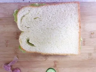 （创意菜）老干妈风味咸鸭蛋酒肠三明治,盖上吐司