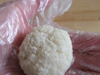 老北京小吃艾窝窝,之后包成圆球,一边包一边搓圆形,表面在沾点熟面粉。