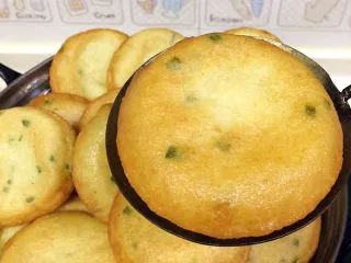 福建小吃—油饼,炸好的油饼从锅内捞起控油,稍微放凉后即可食用。这个量可以制作约90块的油饼,大家可以取1/3的量先试试做下。