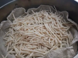 山西小吃炒不烂子,干屉布铺在蒸屉，土豆丝要沾均匀面粉在放入蒸屉蒸15分钟。