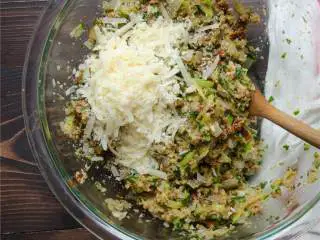 地中海风味火鸡肉丸,把面包屑倒入碗中，加进鸡蛋 、粗盐 、辣酱油 、碎帕马森芝士 和碎新鲜薄荷 ，混合搅拌。