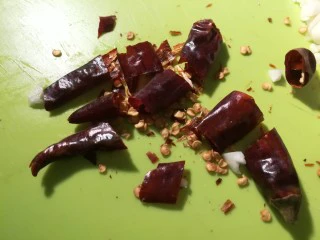 北京传统经典小吃-老北京麻豆腐,切两三刀就可以了哈，不用太碎。