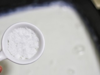 香甜爽滑的芒果牛奶布丁,加入糖粉。