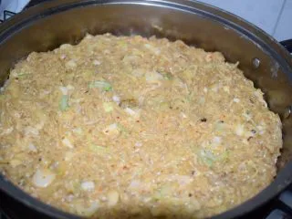 河南小吃——蒸素焖子,把蒸屉放上去,把盖子盖严实。开大火蒸。