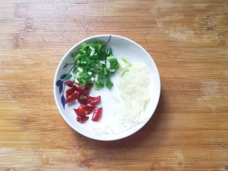 火腿鸡蛋炒面,先做准备工作：准备蒜末，干红辣椒段和葱花备用；