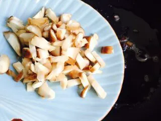 温州风味美食～炒芥菜饭,放入香菇丁