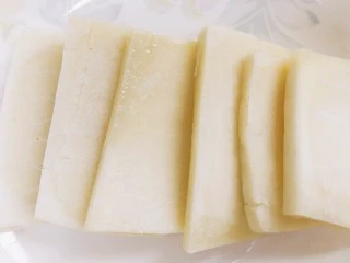 江南名小吃～炸年糕,准备材料，年糕切成长条（我这个年糕自己做的，切薄了一点）