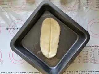 河南小吃-羊肉烩面,12、刷上一层薄薄的油放入抹过油的盘中。