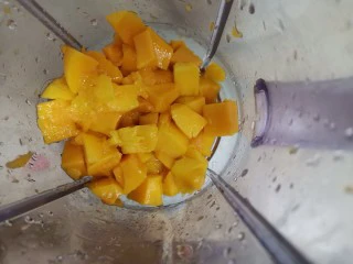 自制芒果奶昔,再把芒果肉放入破壁机里
