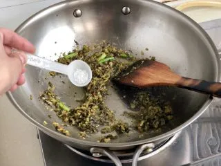 一番风味殿春蔬➕雪菜笋片炒肉丝,加入一小勺白糖翻炒提鲜