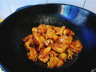 家常菜+红烧排骨,保持小火，继续翻炒均匀。