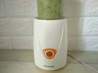 黄瓜蜂蜜梨子汁,套好机身，按开始搅拌几秒钟的时间即可