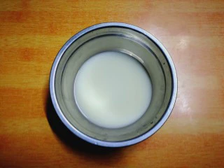 健康电饭锅蛋糕,量取100毫升乳酸菌饮品