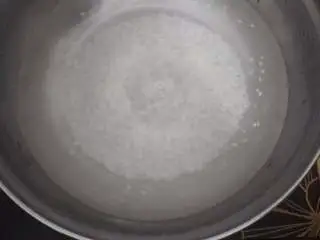 家乡小吃——狗毛膏鸽春丸,煮西米露时需水开后才能西米露,煮至只剩下还有一点小白芯即可捞出