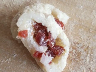 老北京小吃艾窝窝,我们把艾窝窝切开,里边是这样子的很好吃酸甜可口还开胃。