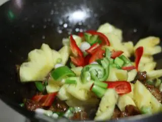 蔓越莓烧排骨,当排骨所剩汤汁不多时,放入菠萝、青红椒和葱段,翻炒