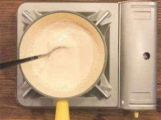 锅烧焦糖奶茶,倒入牛奶转中火，这个时候要稍微搅拌一下，让焦糖和牛奶充分混合，这样的牛奶特别香