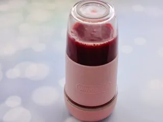 蓝莓葡萄甜汁,酸酸甜甜好味道的蓝莓葡萄甜汁榨好了。