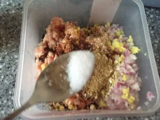 乡味~重庆小吃红油抄手,放入少许盐。