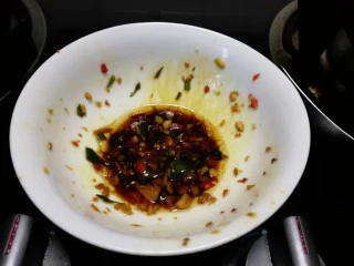 香肠风味蒸茄子~一锅两菜,辣椒,蒜瓣,切末,热油锅里烫一下,捞起,加生抽,盐,调成酱汁