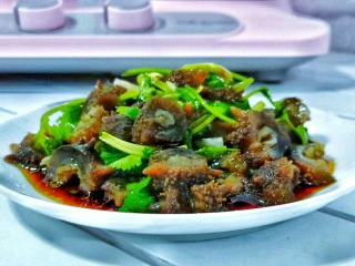 家常快手菜【凉拌海参】,蒸好的海参脆爽滑嫩！鲜味可口！也是是一道营养丰富的宴客佳肴！