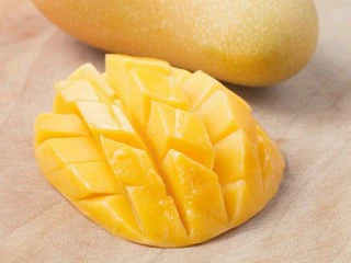 热带风情混合果汁,芒果去皮、去核然后切块。