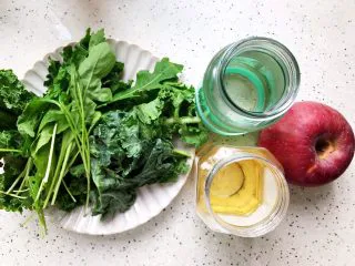 羽衣甘蓝芝麻菜苹果汁,首先我们准备好所有食材:羽衣甘蓝40g,芝麻菜15g,饮用水400-450g,苹果一个(250g左右),蜂蜜适量,注意!这里是两杯的用量,如果你只需要制作一杯,那就所有用量减半~