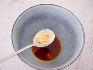 鲜虾猪肉馄饨,加入鸡精