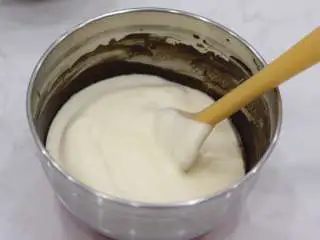 秋冬能量甜点—布朗尼,打发好的全蛋液分两次加入【步骤4】中,确保第一次翻拌混合均匀后再加入剩余全蛋液