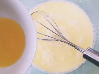 韩国街边快手小吃—鸡蛋面包,加入温牛奶搅拌均匀，再加入植物油搅拌均匀