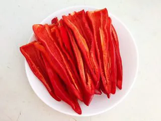 百搭风味辣椒酱,把辣椒去蒂，从中间切开，清除辣椒子