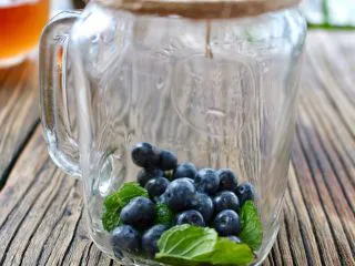 蓝莓Mojito鸡尾酒,放入蓝莓