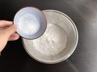 老北京驴打滚,将细砂糖倒入糯米粉中搅匀