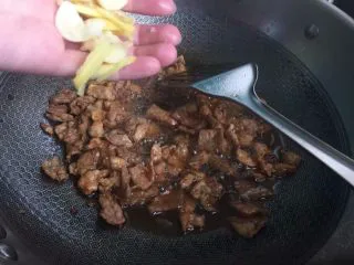 家常干锅花菜,加入大蒜姜丝 