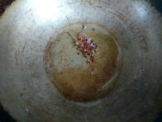 香辣凉拌三丝,锅中放入适量植物油，爆香花椒，把花椒捞出不要