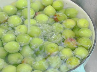 零失败的[青梅酒]和[青梅露]四月美食,把挑好的梅子清洗干净，浸泡2－4个小时，这样可以去除涩味