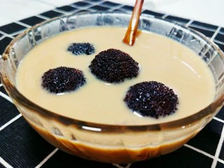 杨梅西米露奶茶,然后放入冰箱冷藏10分钟