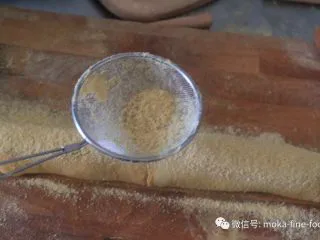 老北京小吃之“驴打滚”,再筛一遍熟黄豆粉搞定!