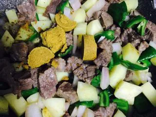 异域风情菜—咖喱土豆牛肉煲,炒至食材断生，取出咖喱块倒入锅中