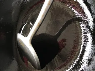 咸蛋豆腐(快手菜),大火起锅,下油。