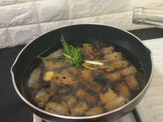 解馋小吃辣鸭脖,倒入料酒 盖上煮30分钟